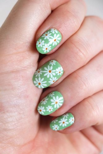 Green nails with white daisies on them - nail art, flower nail design